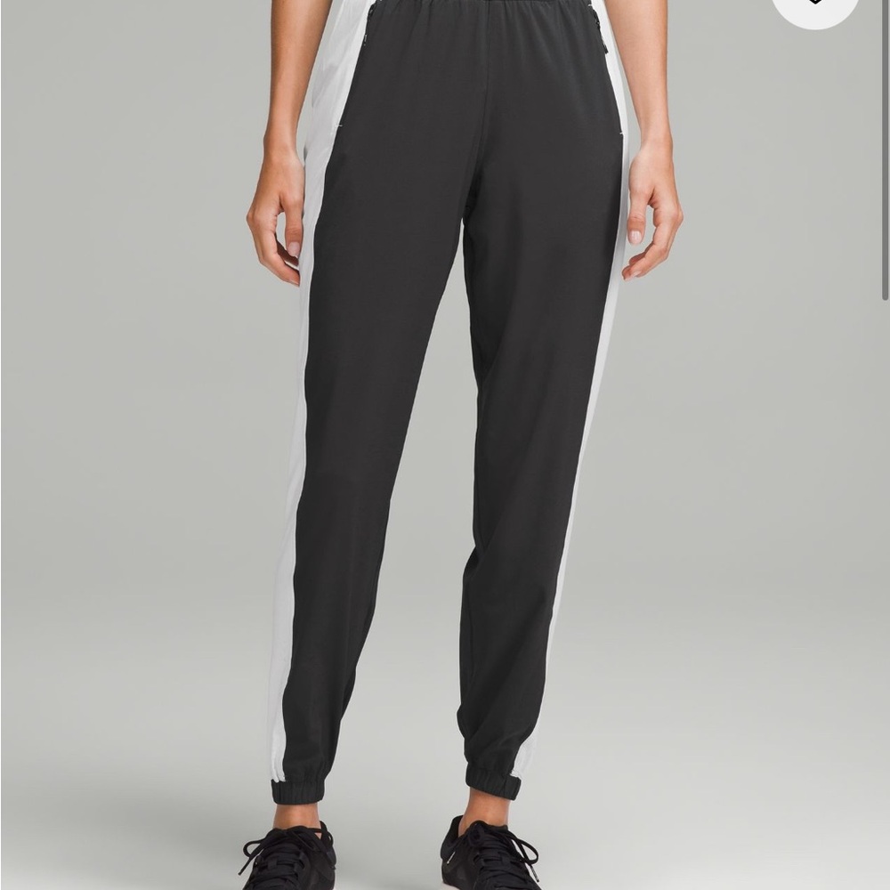 Adapted State HR
Jogger *Glow  BLK/WHT size 6